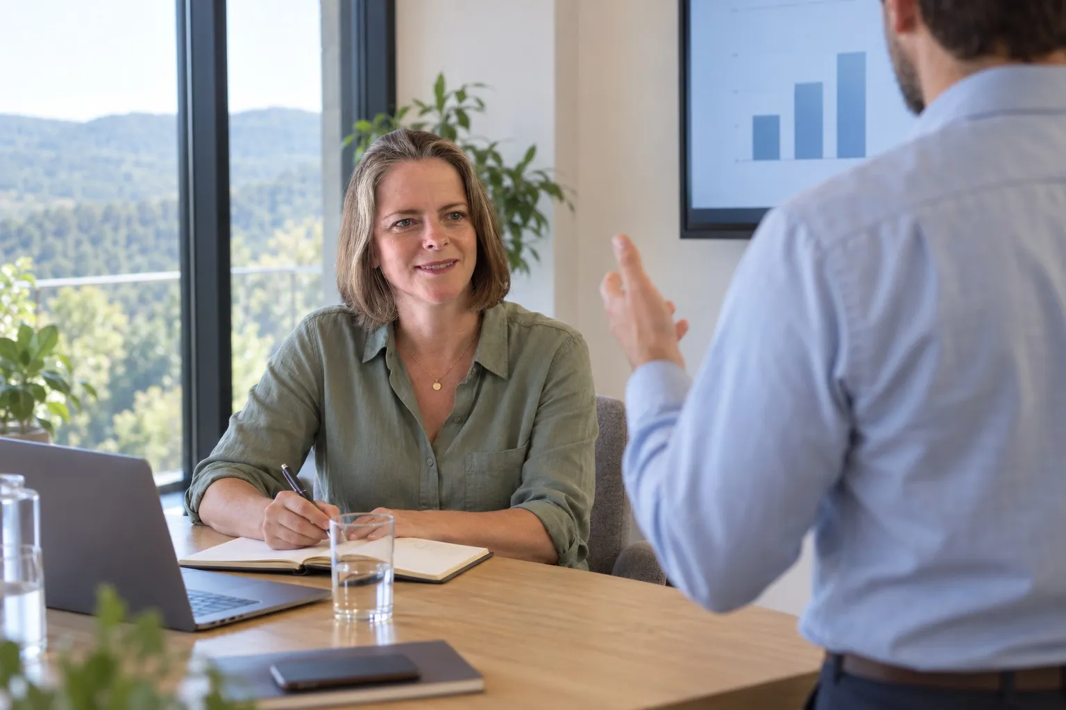 Helen en séance avec un manager qui présente un graphique en anglais