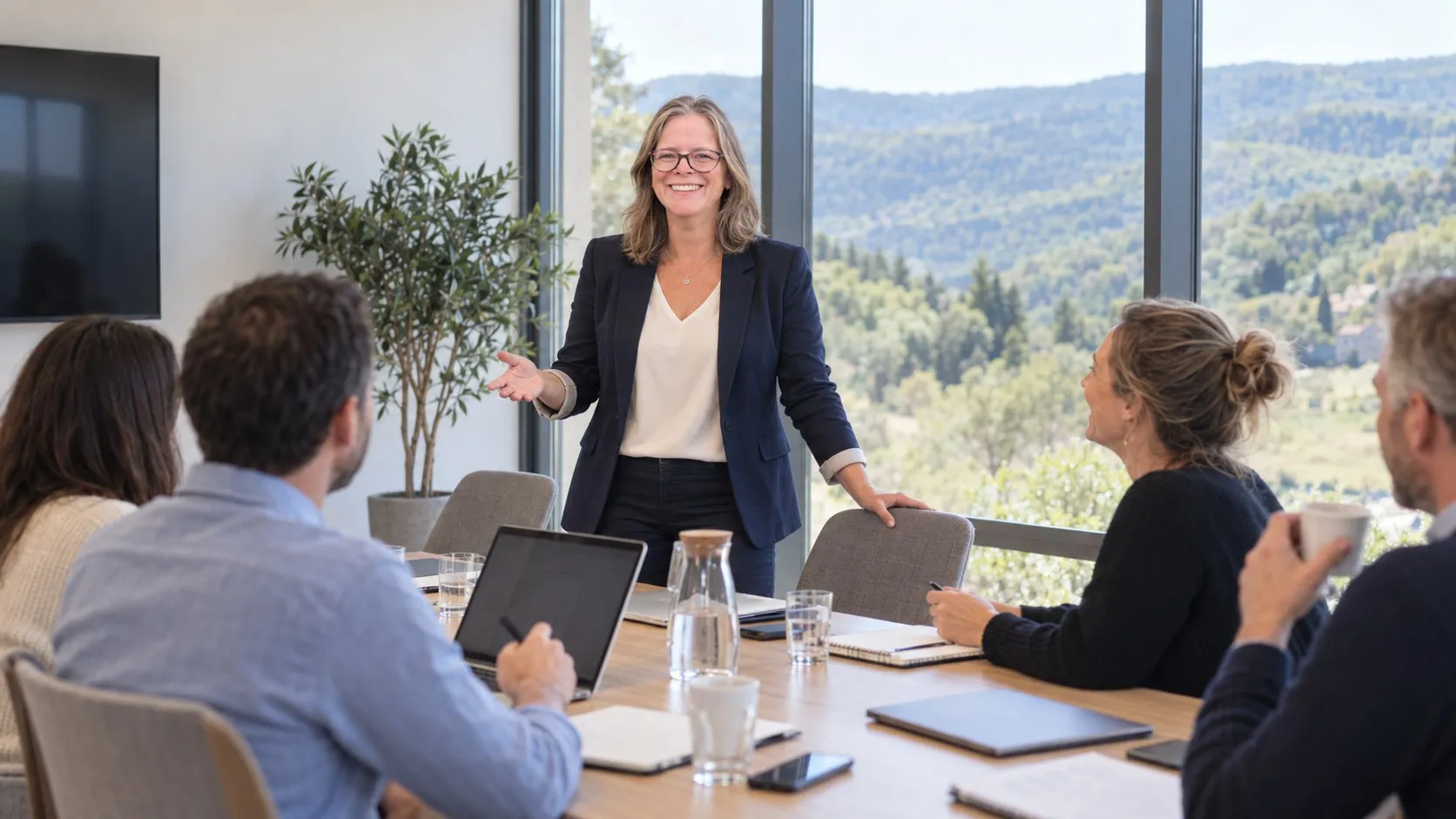 Helen anime une formation d’anglais pour une petite équipe, autour d’une table de réunion
