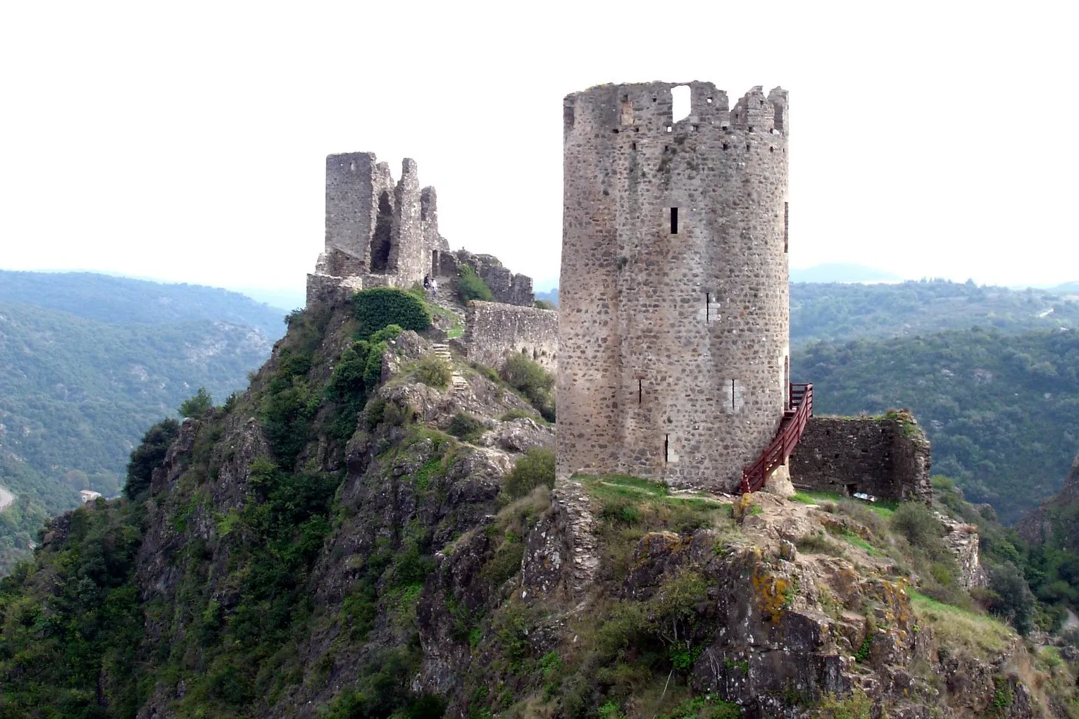 Les châteaux de Lastours, tours en ruine sur un éperon rocheux au-dessus de la vallée