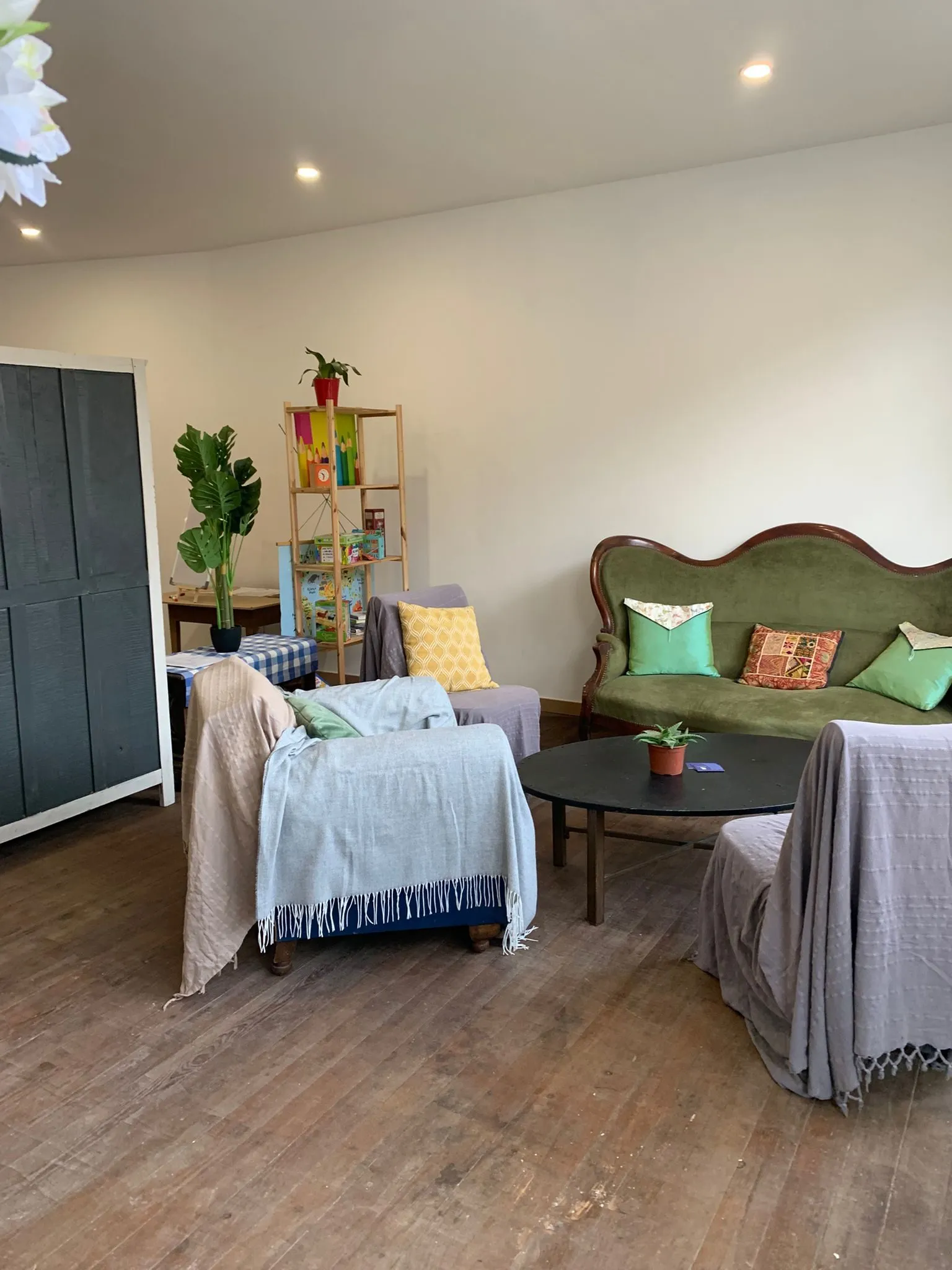 La banquette verte et les plantes, au fond de la salle